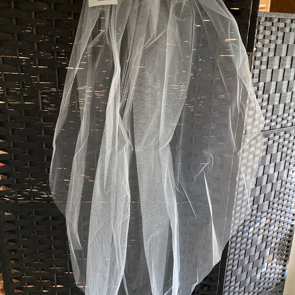 BRAND NEW WEDDING DRESS w/ ACCESSORIES TO MATCH!Originally pd $2,500 for All! - Picture 11 of 14